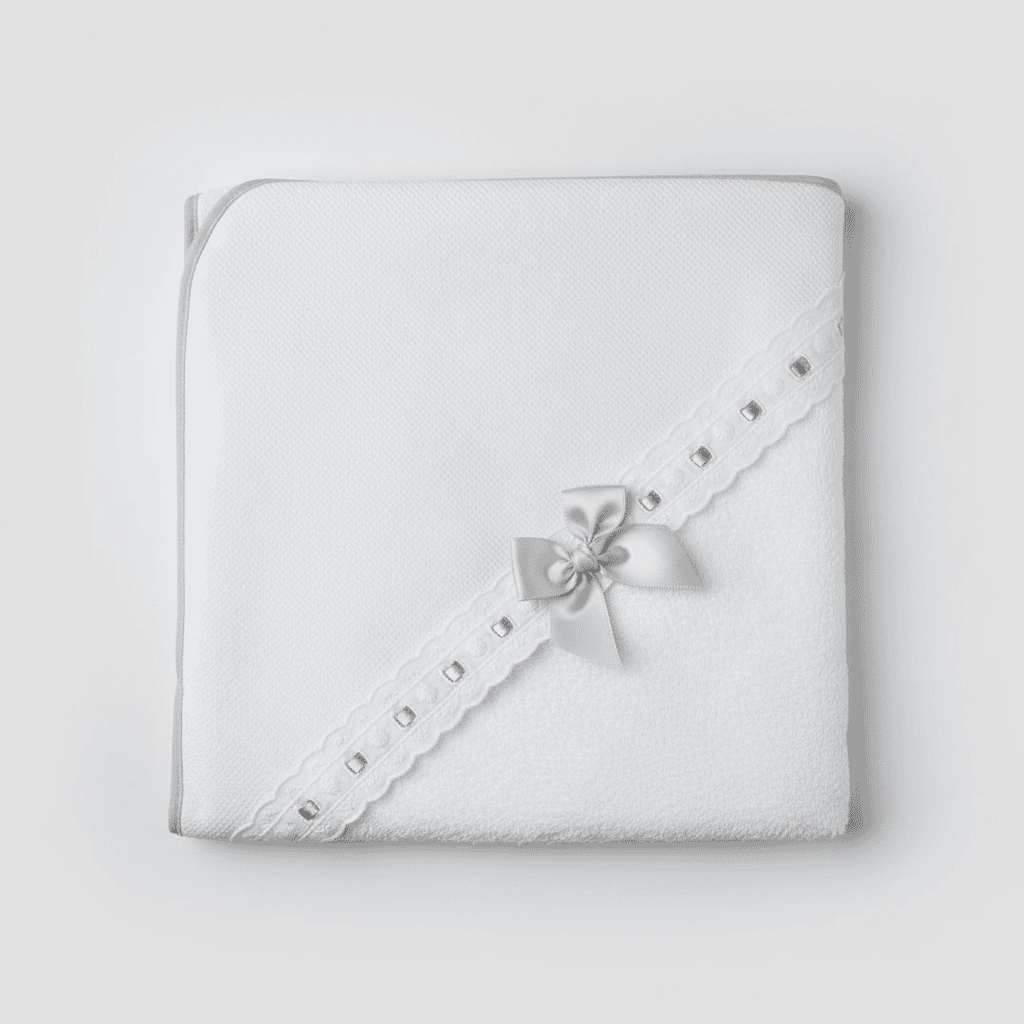 Toalha Bebé Bordado Inglês e Lacinho - Image 4