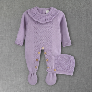 Macacão Bebé em Malha Com Gola Trabalhada e Touquinha