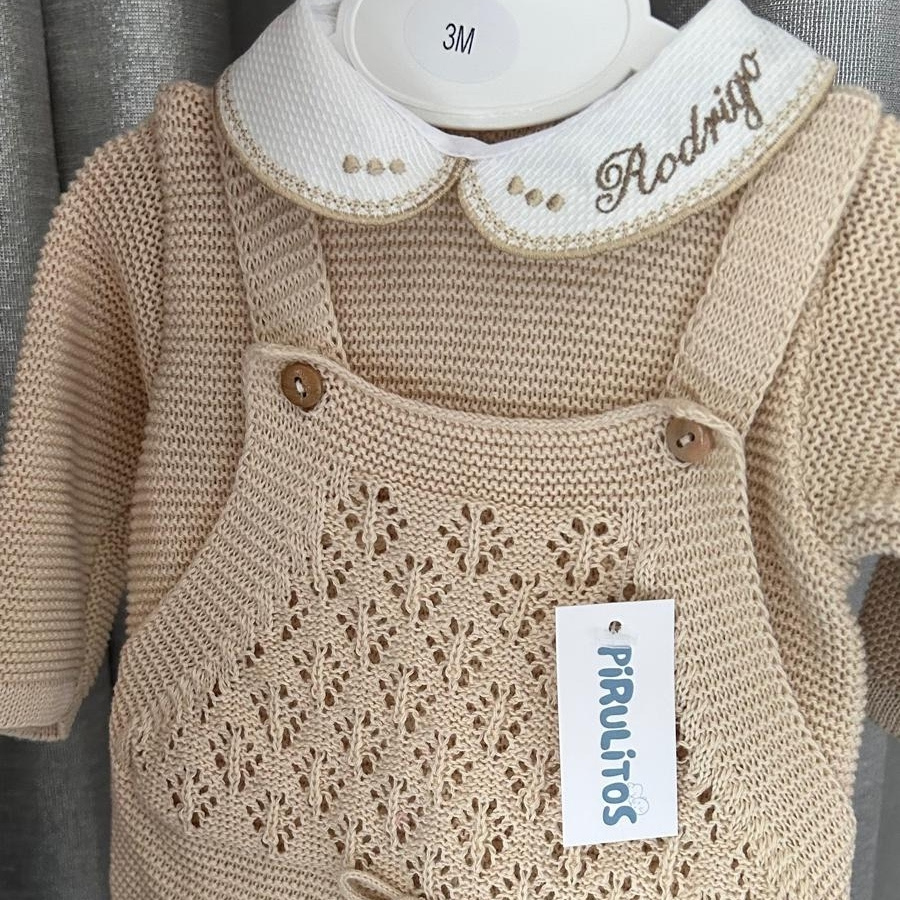 Conjunto em malha Jardineira Lacinho, Camisola com golinha e Gorro - Image 6