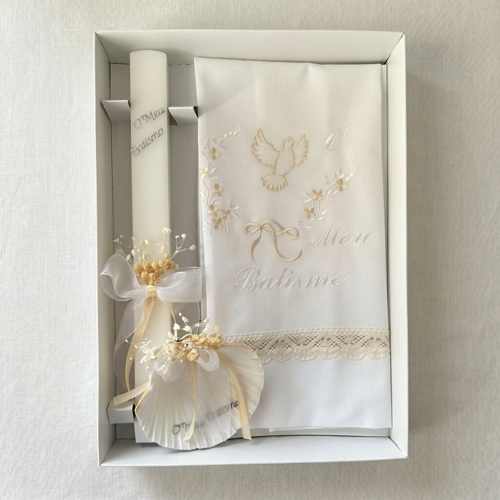 Conjunto de Batismo "O Meu Batismo", Vela Quadrada, Toalha Pombinha e Concha - Image 3