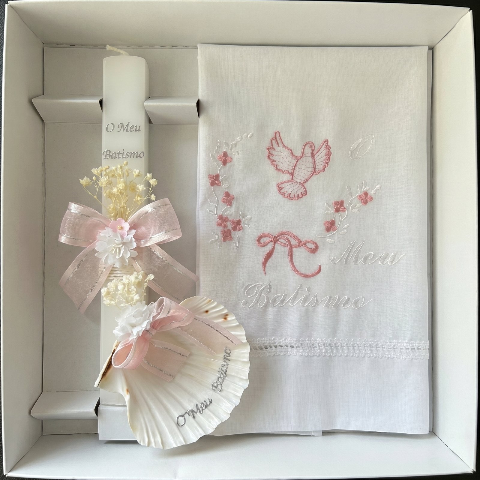 Conjunto de Batismo "O Meu Batismo", Vela Quadrada, Toalha Pombinha e Concha - Image 2